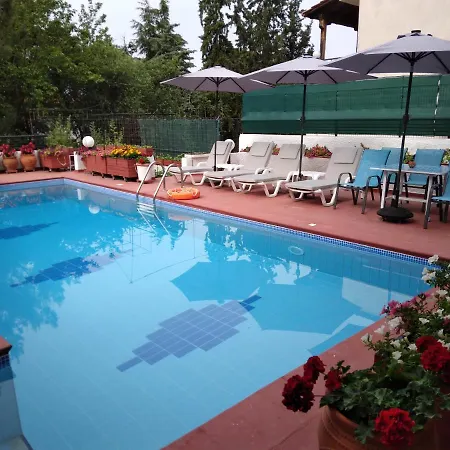 빌라 In Panorama, Thessaloniki, With A Swimming Pool. Host: Mr. George 테살로니키